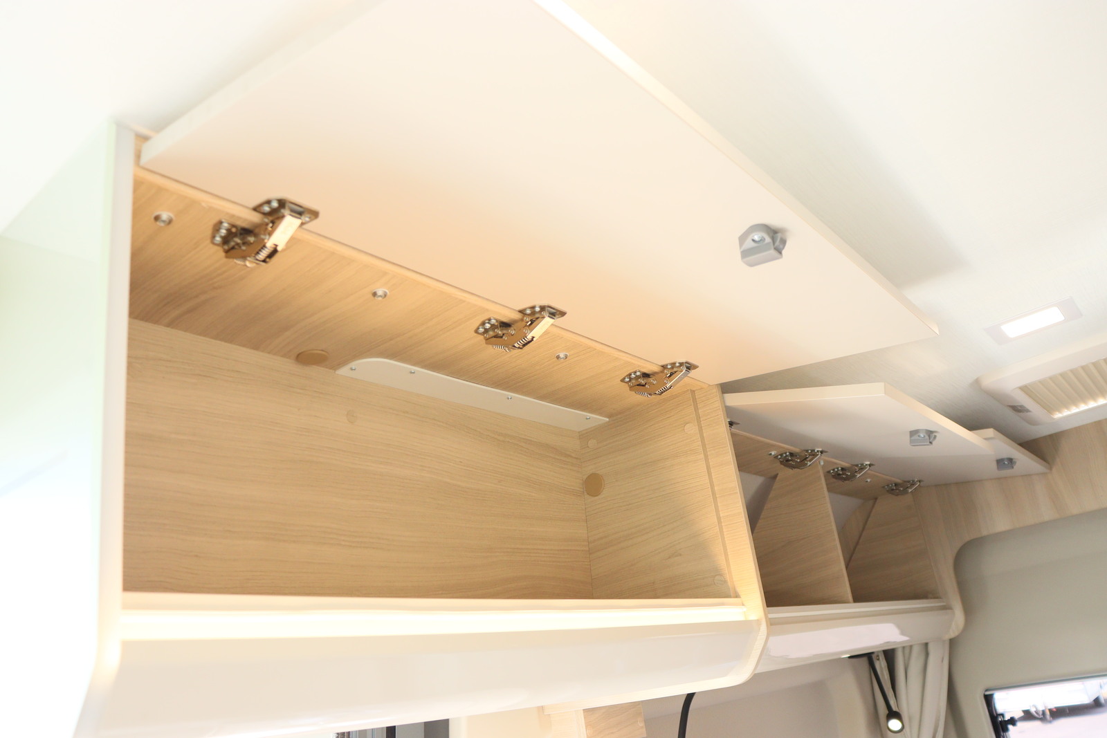 キャンピングカー バンコン ﾃﾞｭｶﾄ ﾛｰﾗｰﾁｰﾑ ﾘﾋﾞﾝｸﾞｽﾄｰﾝK2 新車