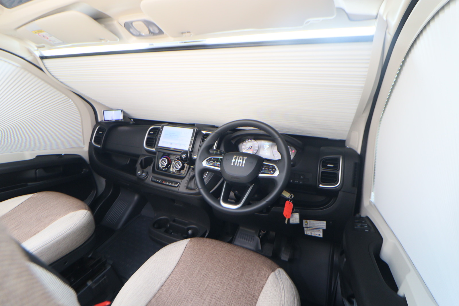 キャンピングカー バンコン ﾃﾞｭｶﾄ ﾛｰﾗｰﾁｰﾑ ﾘﾋﾞﾝｸﾞｽﾄｰﾝK2 新車