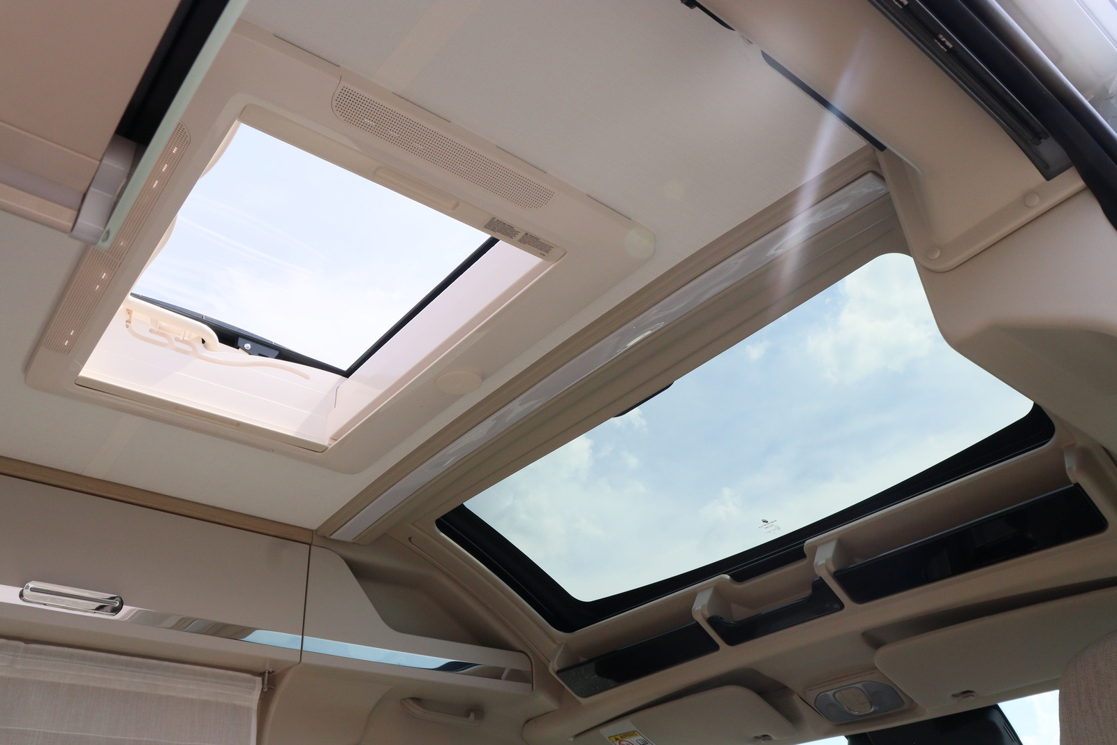 キャンピングカー バンコン ﾃﾞｭｶﾄ ﾛｰﾗｰﾁｰﾑ ﾘﾋﾞﾝｸﾞｽﾄｰﾝK2 新車