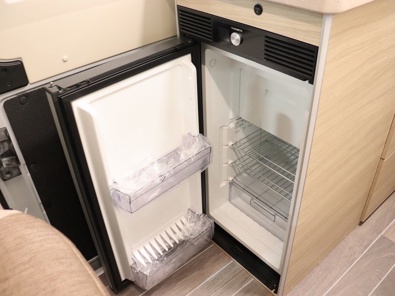 キャンピングカー バンコン ﾃﾞｭｶﾄ ﾛｰﾗｰﾁｰﾑ ﾘﾋﾞﾝｸﾞｽﾄｰﾝKJ　新車