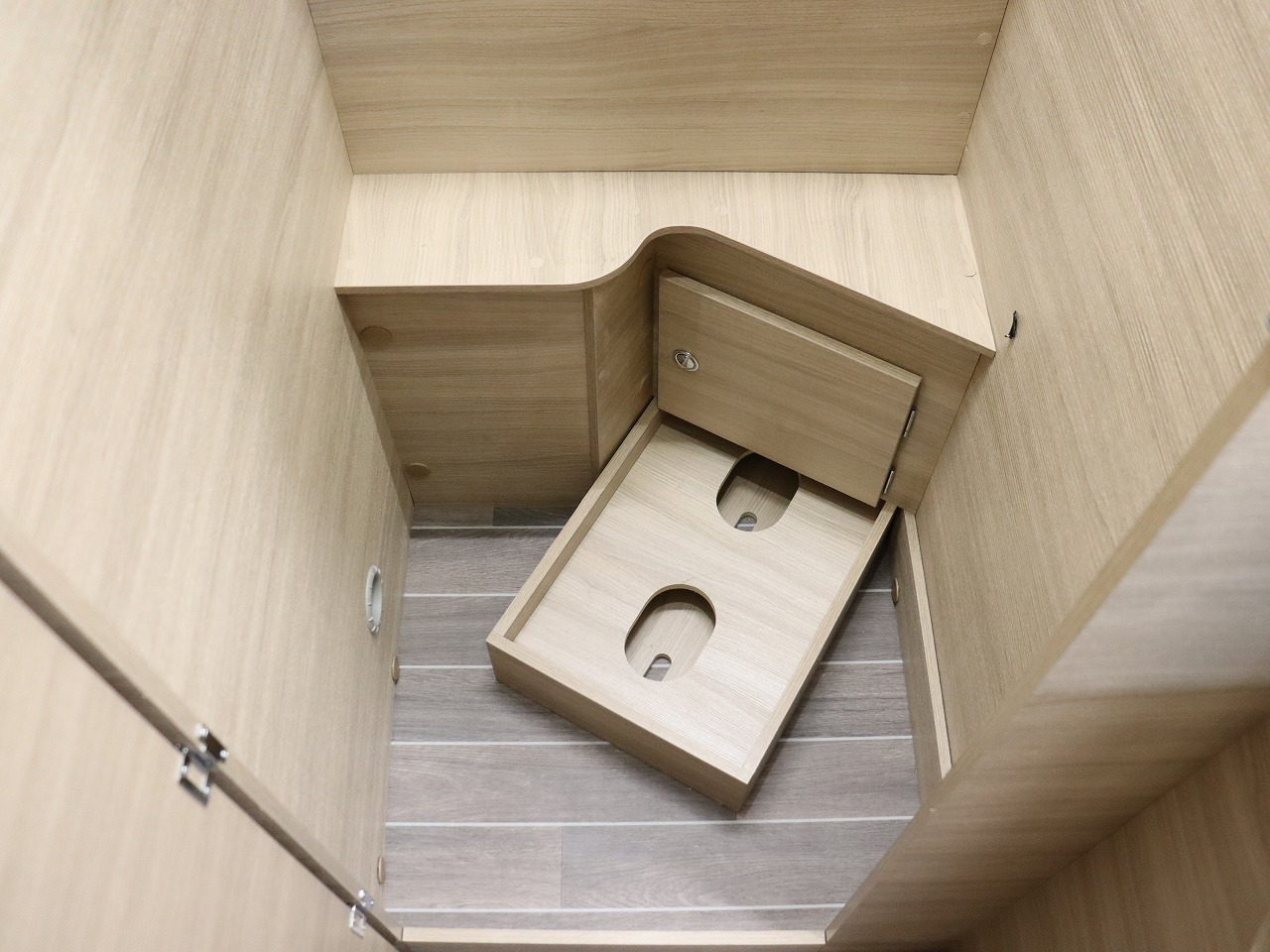 キャンピングカー バンコン ﾃﾞｭｶﾄ ﾛｰﾗｰﾁｰﾑ ﾘﾋﾞﾝｸﾞｽﾄｰﾝKJ　新車