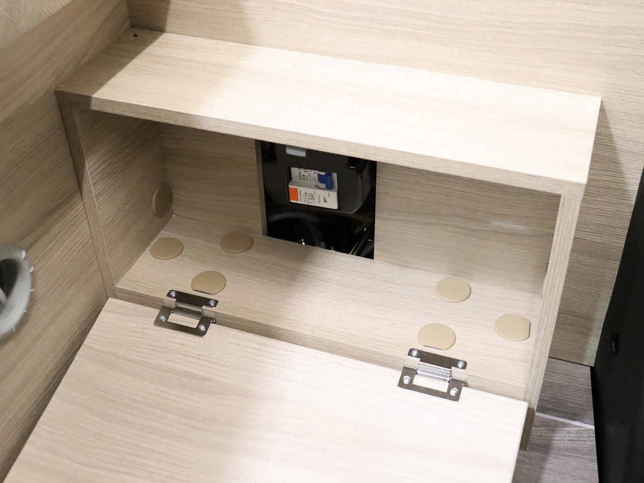 キャンピングカー バンコン ﾃﾞｭｶﾄ ﾛｰﾗｰﾁｰﾑ ﾘﾋﾞﾝｸﾞｽﾄｰﾝKJ　新車