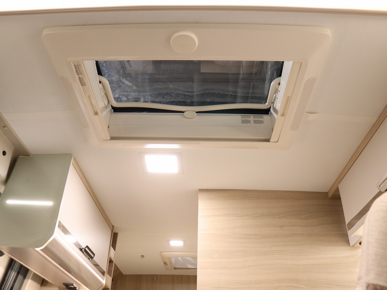 キャンピングカー バンコン ﾃﾞｭｶﾄ ﾛｰﾗｰﾁｰﾑ ﾘﾋﾞﾝｸﾞｽﾄｰﾝKJ　新車