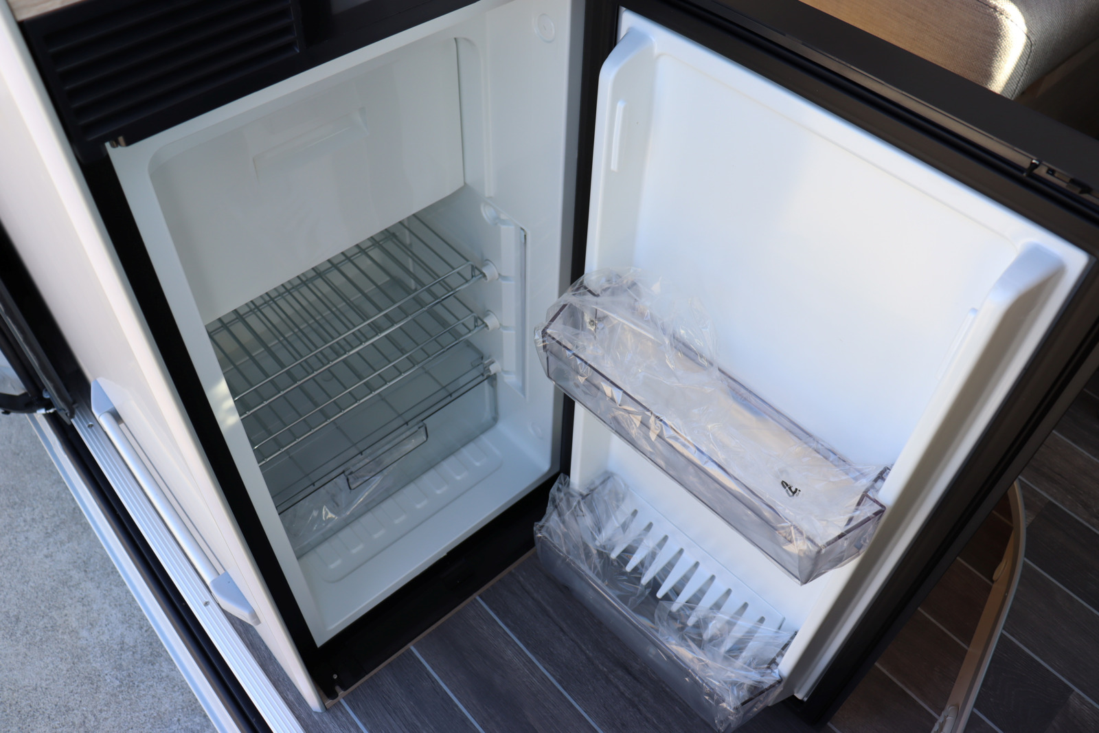 キャンピングカー バンコン ﾃﾞｭｶﾄ ﾛｰﾗｰﾁｰﾑ ﾘﾋﾞﾝｸﾞｽﾄﾝKJ 新車即納