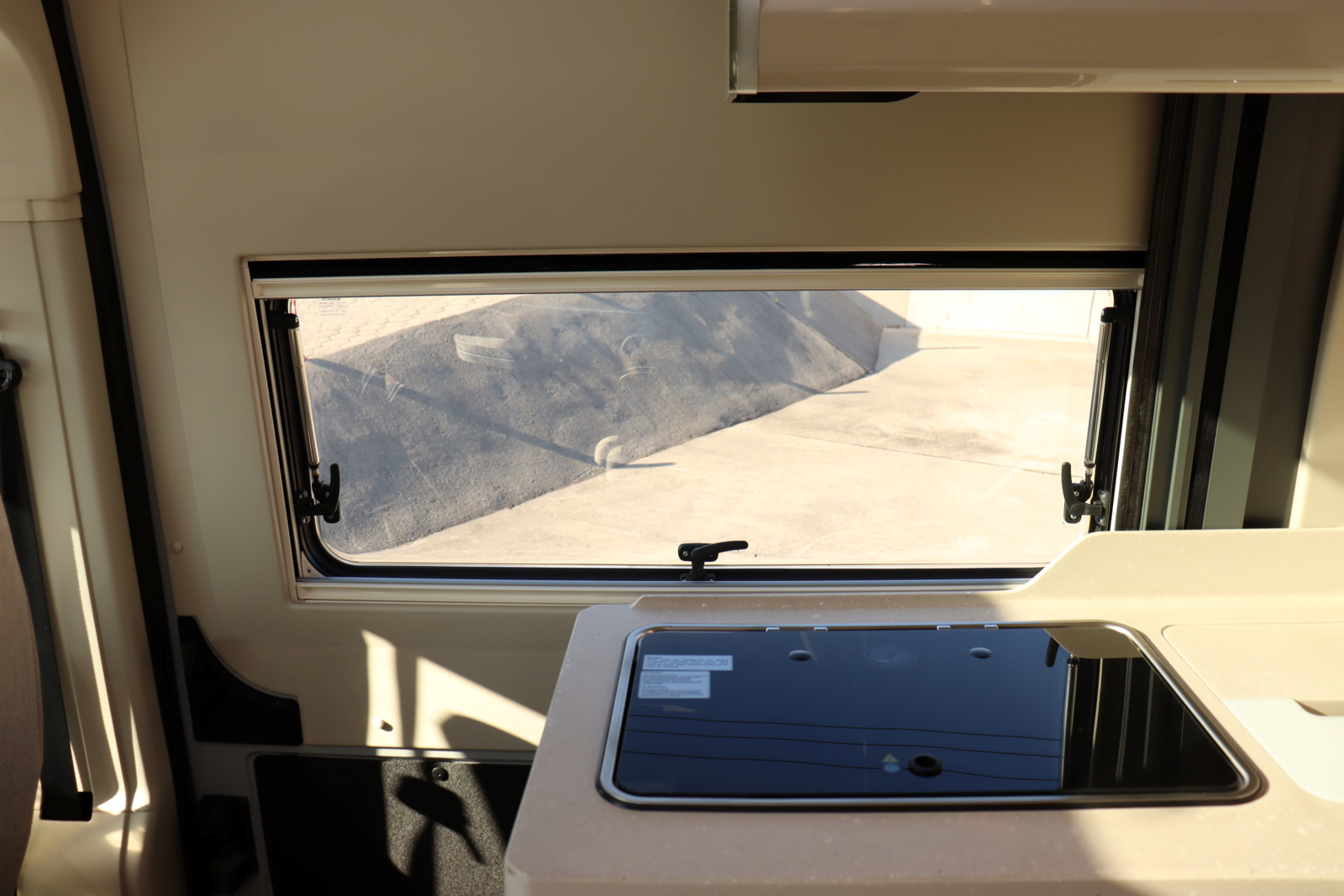 キャンピングカー バンコン ﾃﾞｭｶﾄ ﾛｰﾗｰﾁｰﾑ ﾘﾋﾞﾝｸﾞｽﾄﾝKJ 新車即納