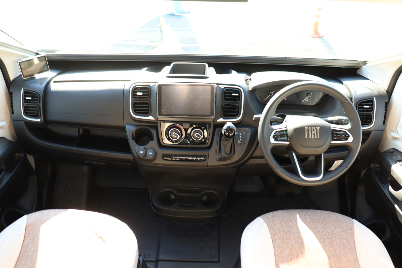 キャンピングカー バンコン ﾃﾞｭｶﾄ ﾛｰﾗｰﾁｰﾑ ﾘﾋﾞﾝｸﾞｽﾄﾝKJ 新車即納