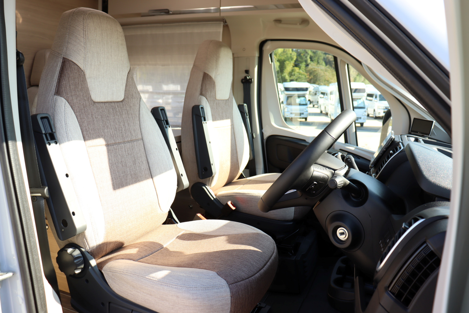 キャンピングカー バンコン ﾃﾞｭｶﾄ ﾛｰﾗｰﾁｰﾑ ﾘﾋﾞﾝｸﾞｽﾄﾝKJ 新車即納