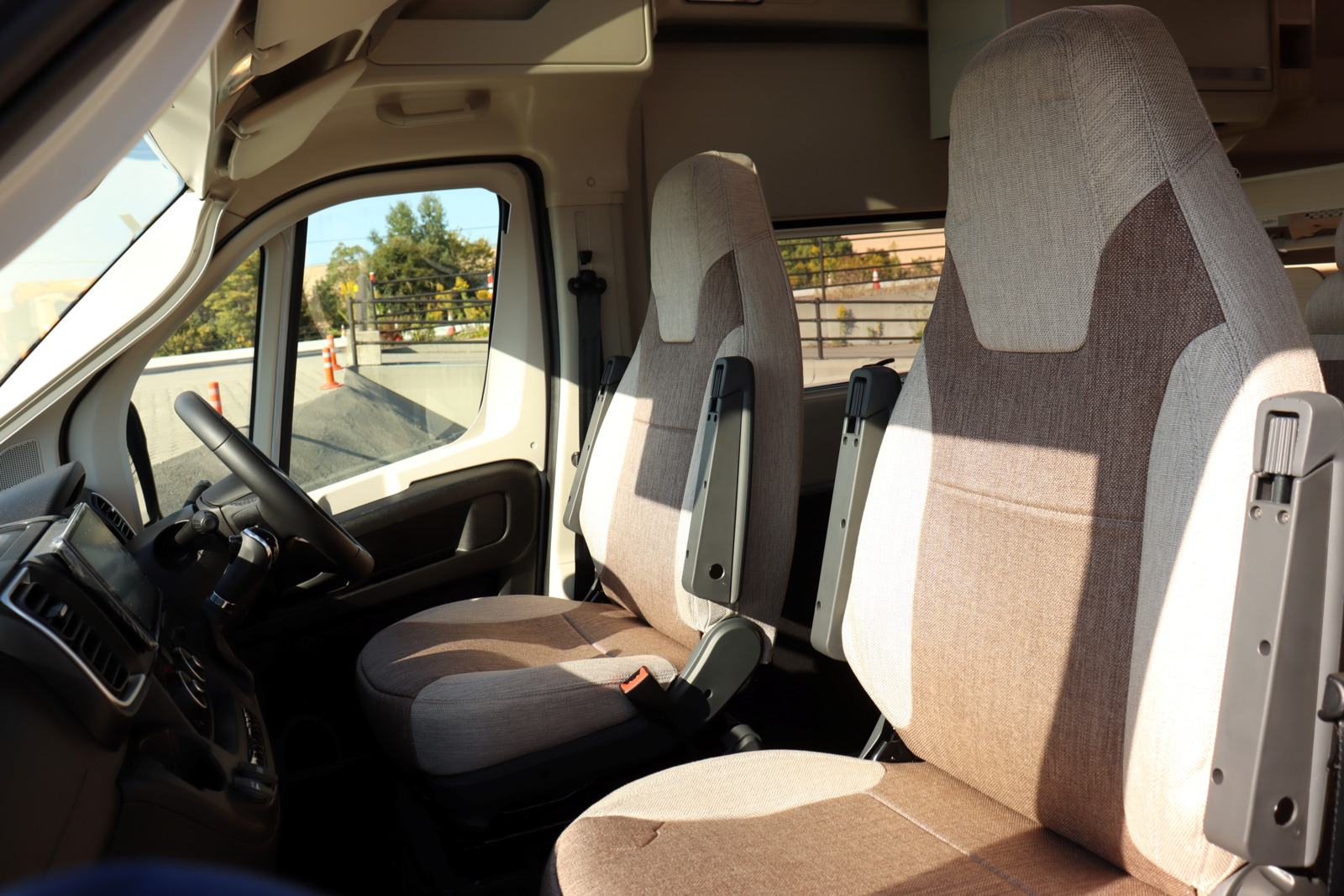 キャンピングカー バンコン ﾃﾞｭｶﾄ ﾛｰﾗｰﾁｰﾑ ﾘﾋﾞﾝｸﾞｽﾄﾝKJ 新車即納