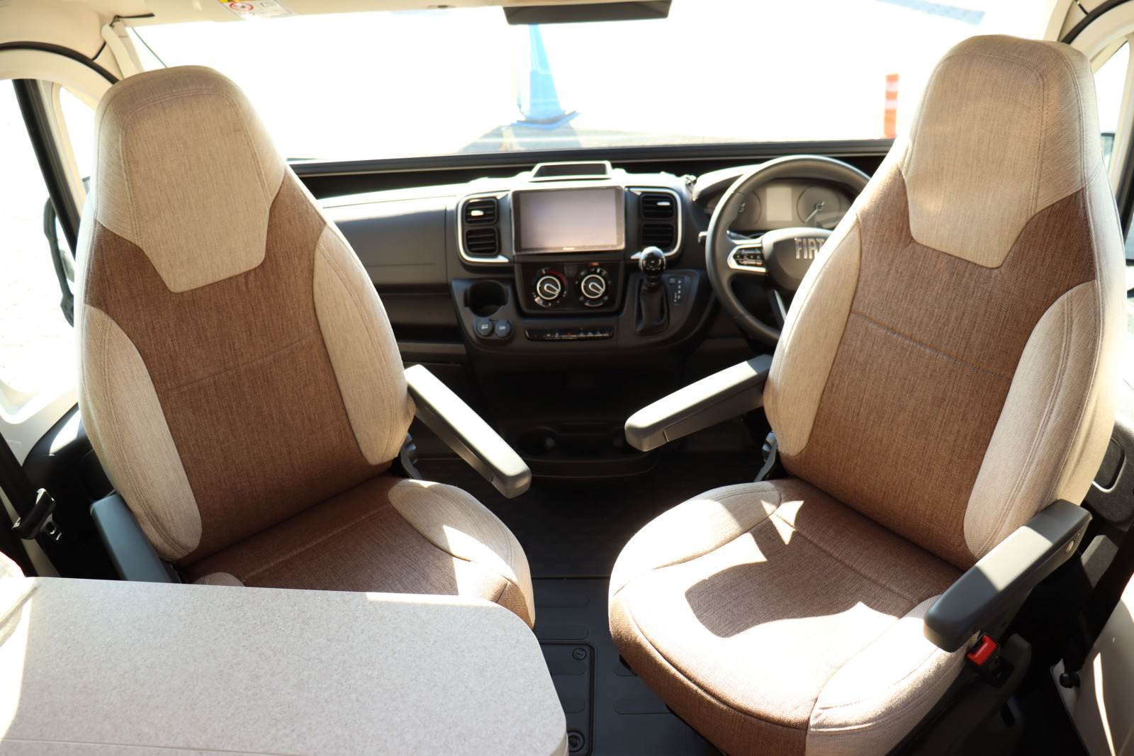 キャンピングカー バンコン ﾃﾞｭｶﾄ ﾛｰﾗｰﾁｰﾑ ﾘﾋﾞﾝｸﾞｽﾄﾝKJ 新車即納