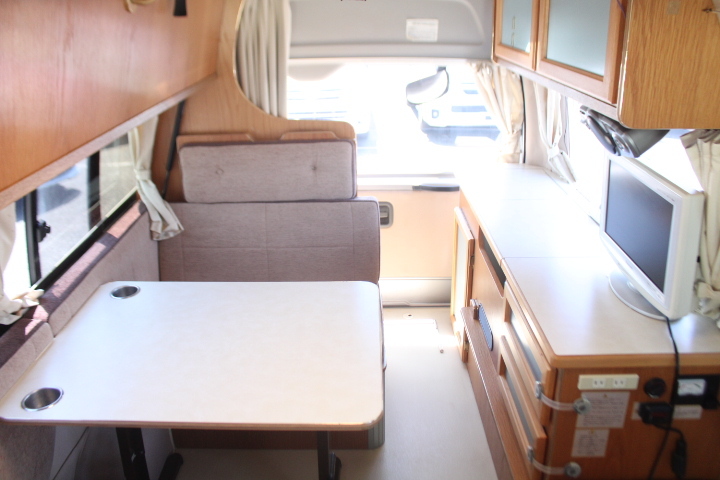キャンピングカー バンコン ﾛｰﾀｽRV ｲｰﾗｲｽﾞ 2段ﾍﾞｯﾄﾞ FFﾋｰﾀｰ