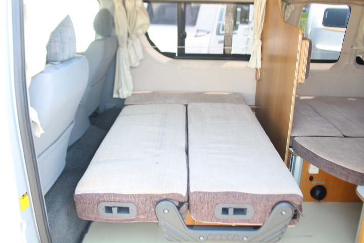 キャンピングカー バンコン ﾛｰﾀｽRV ｲｰﾗｲｽﾞ 2段ﾍﾞｯﾄﾞ FFﾋｰﾀｰ