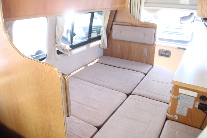 キャンピングカー バンコン ﾛｰﾀｽRV ｲｰﾗｲｽﾞ 2段ﾍﾞｯﾄﾞ FFﾋｰﾀｰ