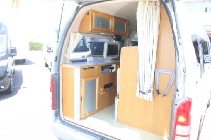 キャンピングカー バンコン ﾛｰﾀｽRV ｲｰﾗｲｽﾞ 2段ﾍﾞｯﾄﾞ FFﾋｰﾀｰ