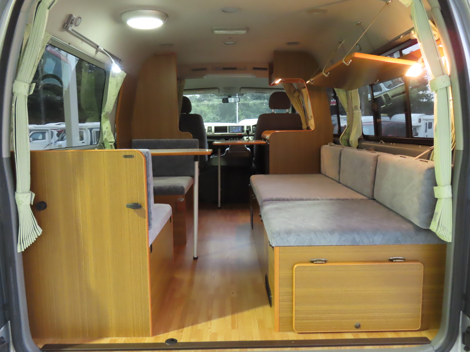 キャンピングカー バンコン ﾊｲｴｰｽ ﾘﾝｴｲ ﾜｲﾄﾞﾊﾞｶﾝﾁｪｽ 4WD