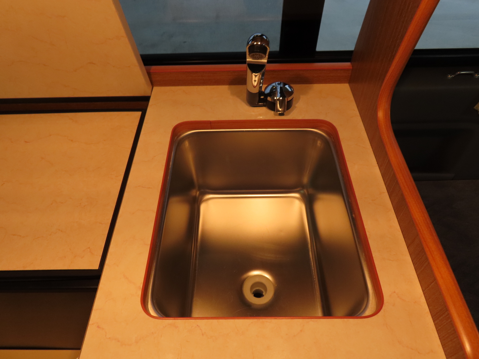 キャンピングカー バンコン ﾊｲｴｰｽ ﾘﾝｴｲ ﾜｲﾄﾞﾊﾞｶﾝﾁｪｽ 4WD