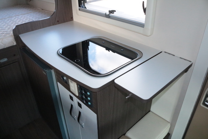 キャンピングカー キャブコン ｶﾑﾛｰﾄﾞ ﾅｯﾂRV ｸﾚｱｽﾃｨﾝｸﾞ　5.0X　ｴﾎﾞ