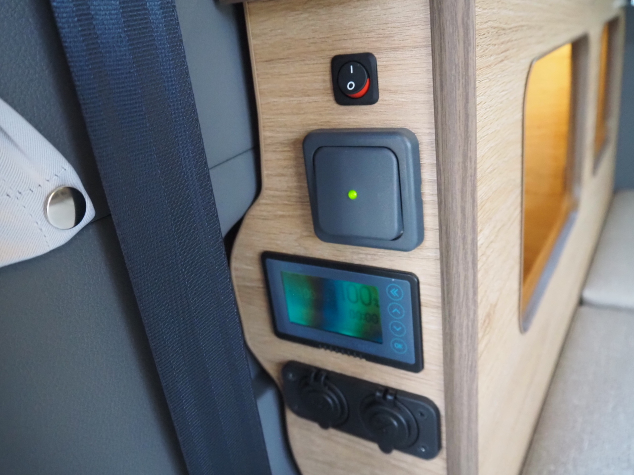 キャンピングカー バンコン NV200ﾊﾞﾈｯﾄ FOCS Luz ﾙｿ 新車即納