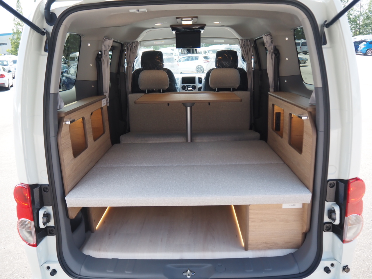 キャンピングカー バンコン NV200ﾊﾞﾈｯﾄ FOCS Luz ﾙｿ 新車即納