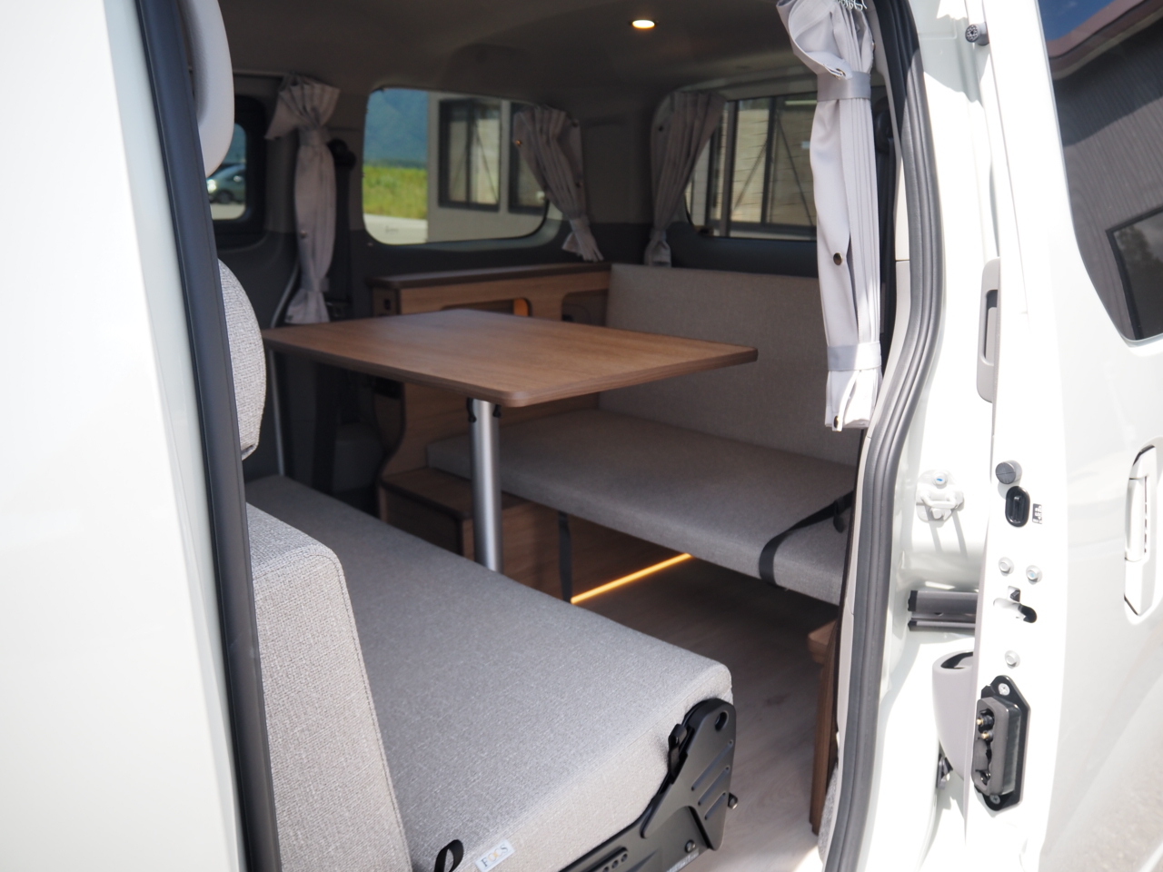 キャンピングカー バンコン NV200ﾊﾞﾈｯﾄ FOCS Luz ﾙｿ 新車即納