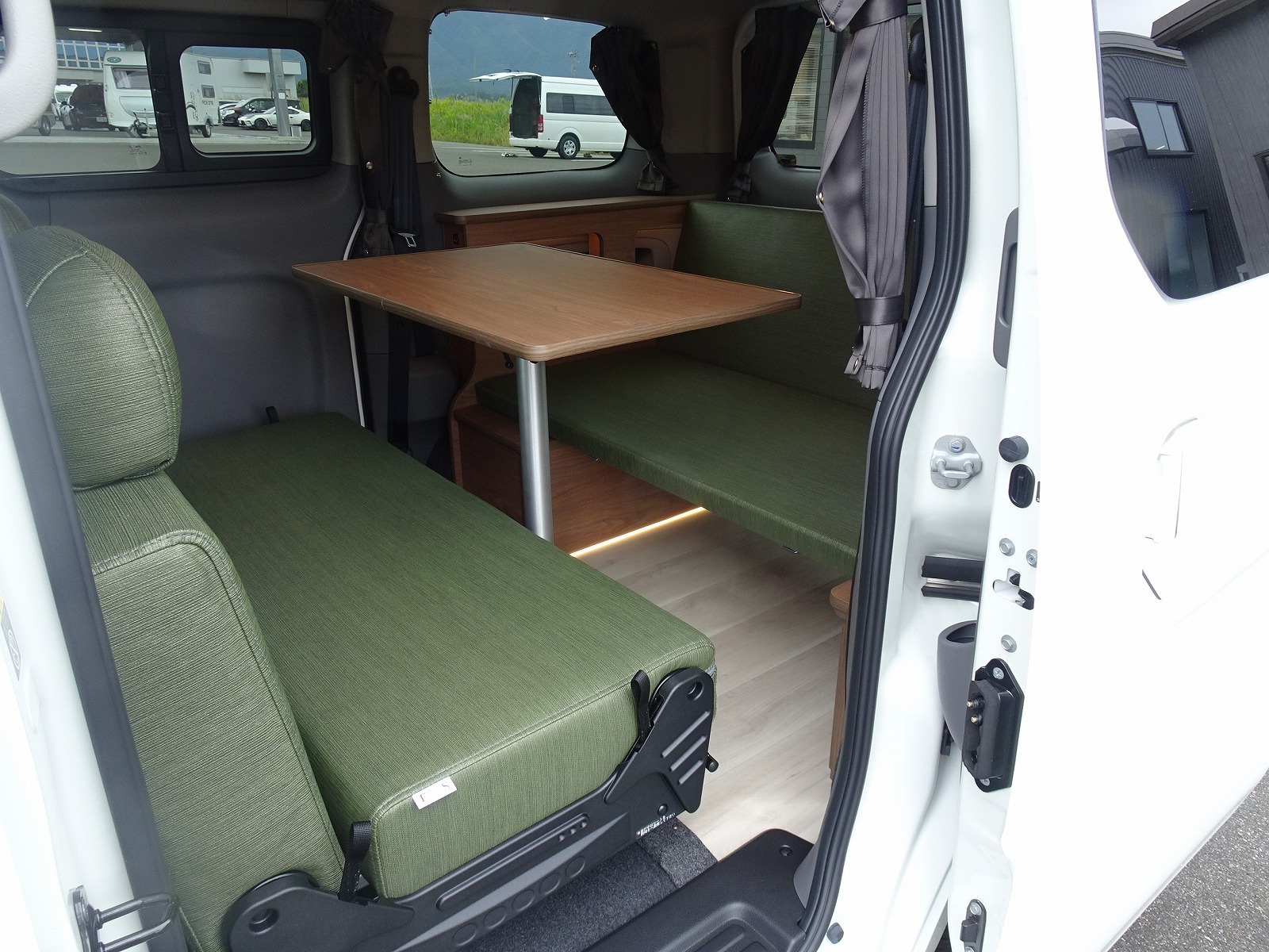 キャンピングカー バンコン NV200ﾊﾞﾈｯﾄ FOCS Luz ﾙｿ FF 新車