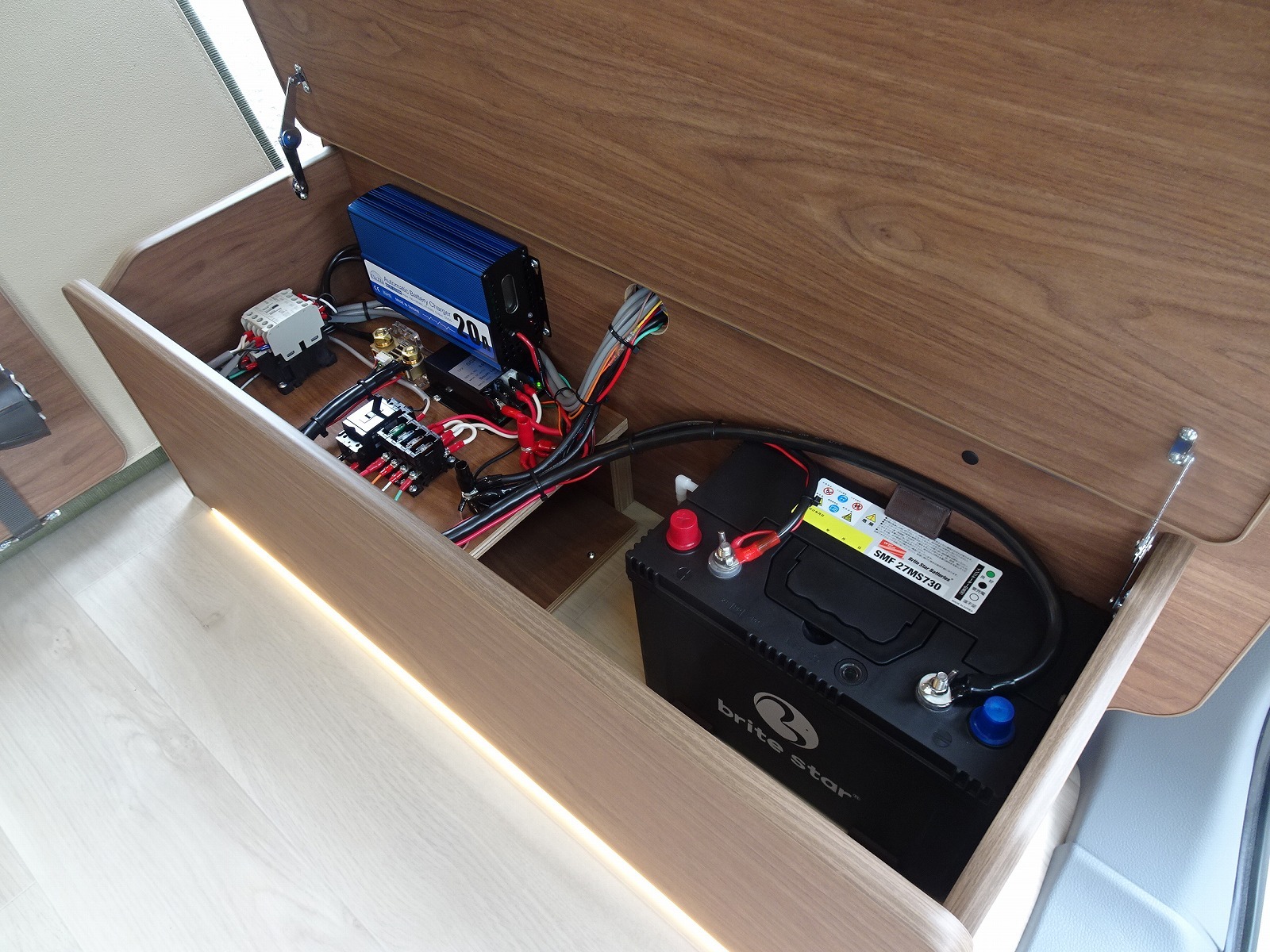 キャンピングカー バンコン NV200ﾊﾞﾈｯﾄ FOCS Luz ﾙｿ FF 新車