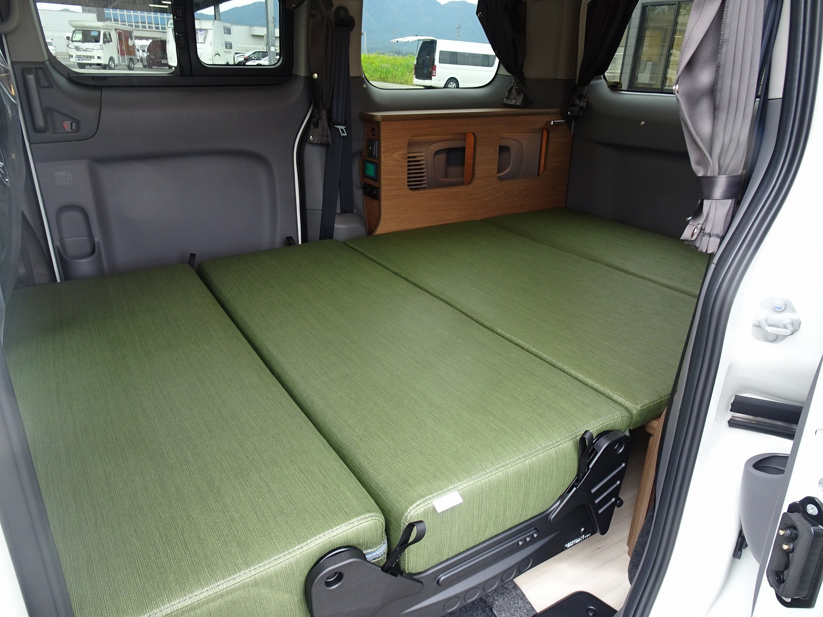 キャンピングカー バンコン NV200ﾊﾞﾈｯﾄ FOCS Luz ﾙｿ FF 新車