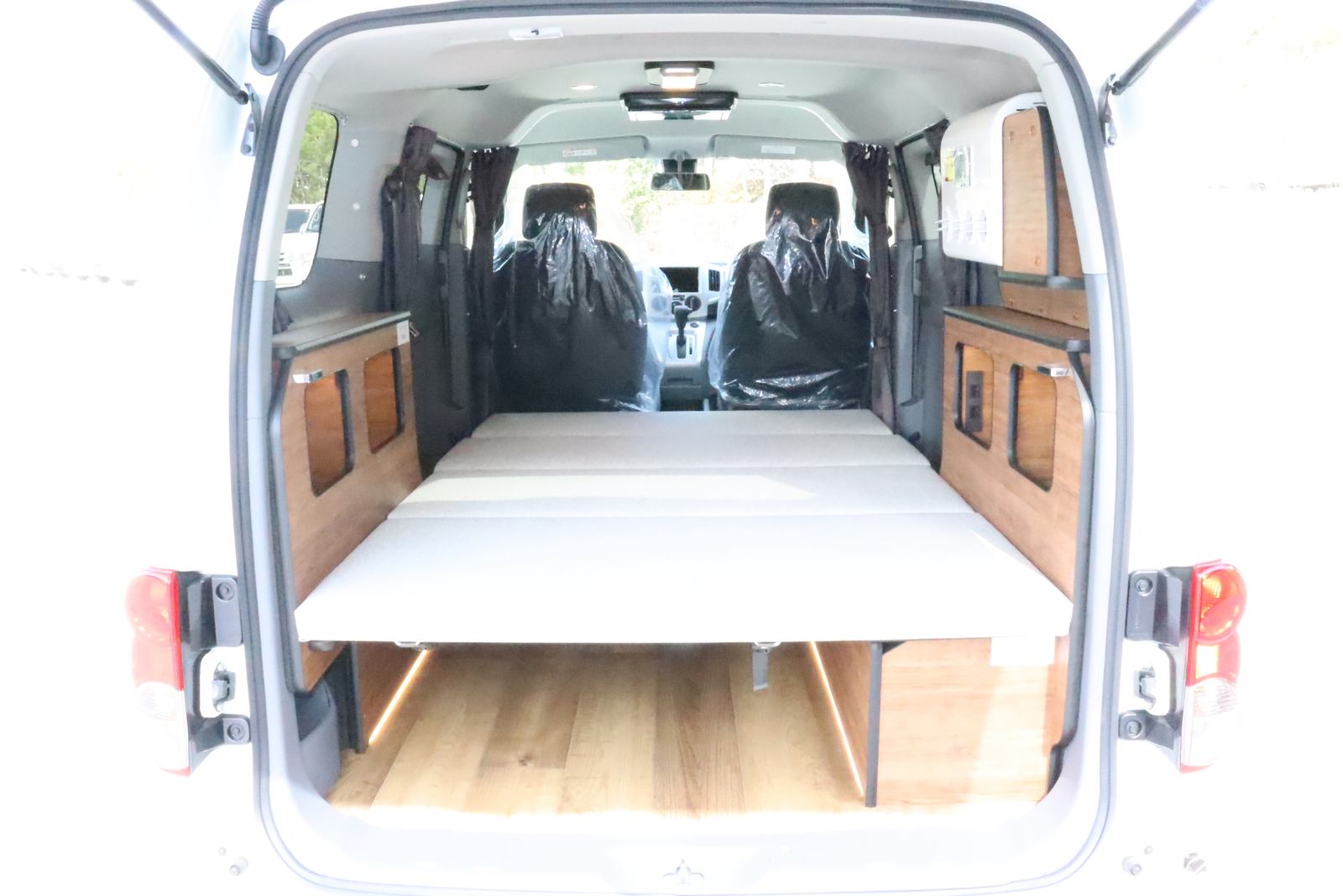 キャンピングカー バンコン NV200ﾊﾞﾈｯﾄFOCSﾙｿ 新車展示車 12Vｸｰﾗｰ