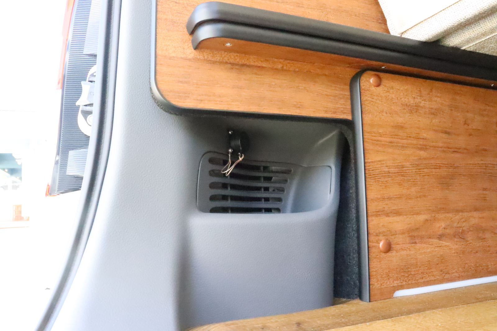 キャンピングカー バンコン NV200ﾊﾞﾈｯﾄFOCSﾙｿ 新車展示車 12Vｸｰﾗｰ