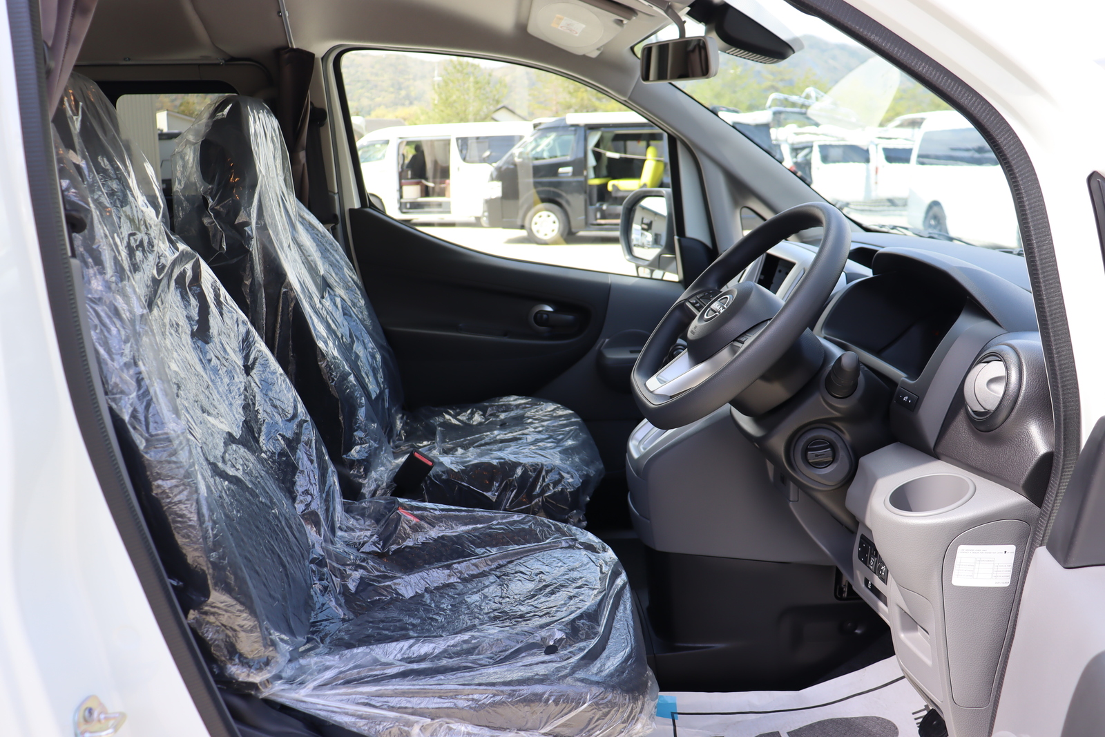 キャンピングカー バンコン NV200ﾊﾞﾈｯﾄFOCSﾙｿ 新車展示車 12Vｸｰﾗｰ