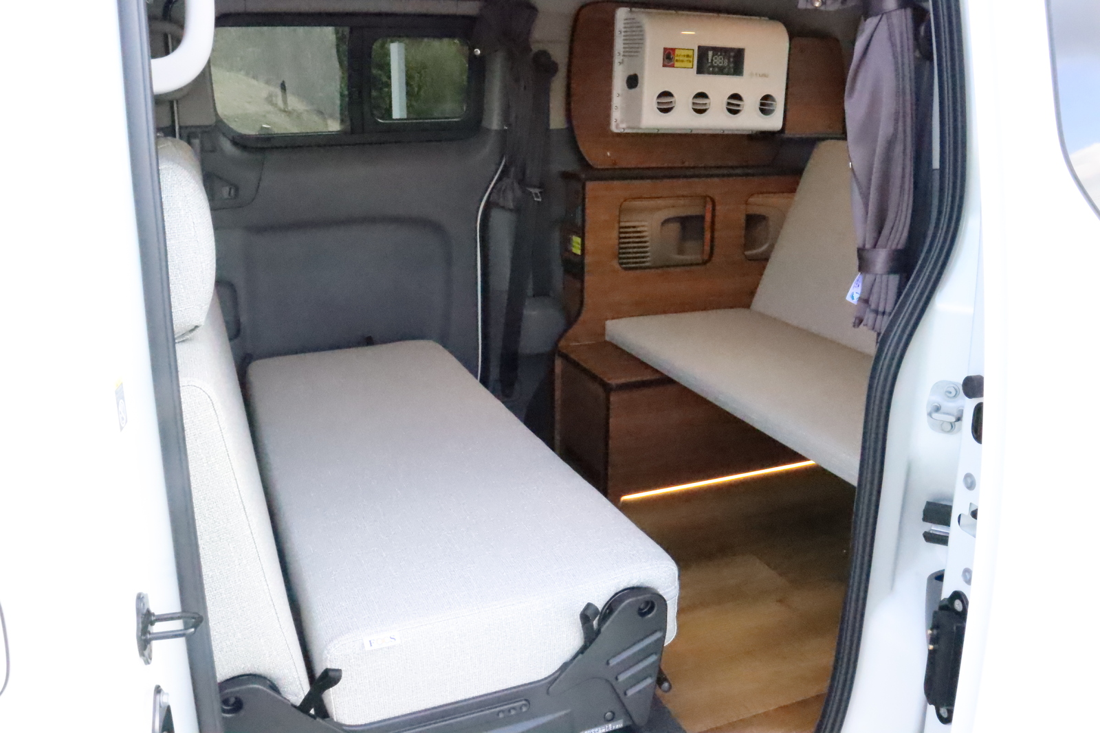 キャンピングカー バンコン NV200ﾊﾞﾈｯﾄFOCSﾙｿ 新車展示車 12Vｸｰﾗｰ