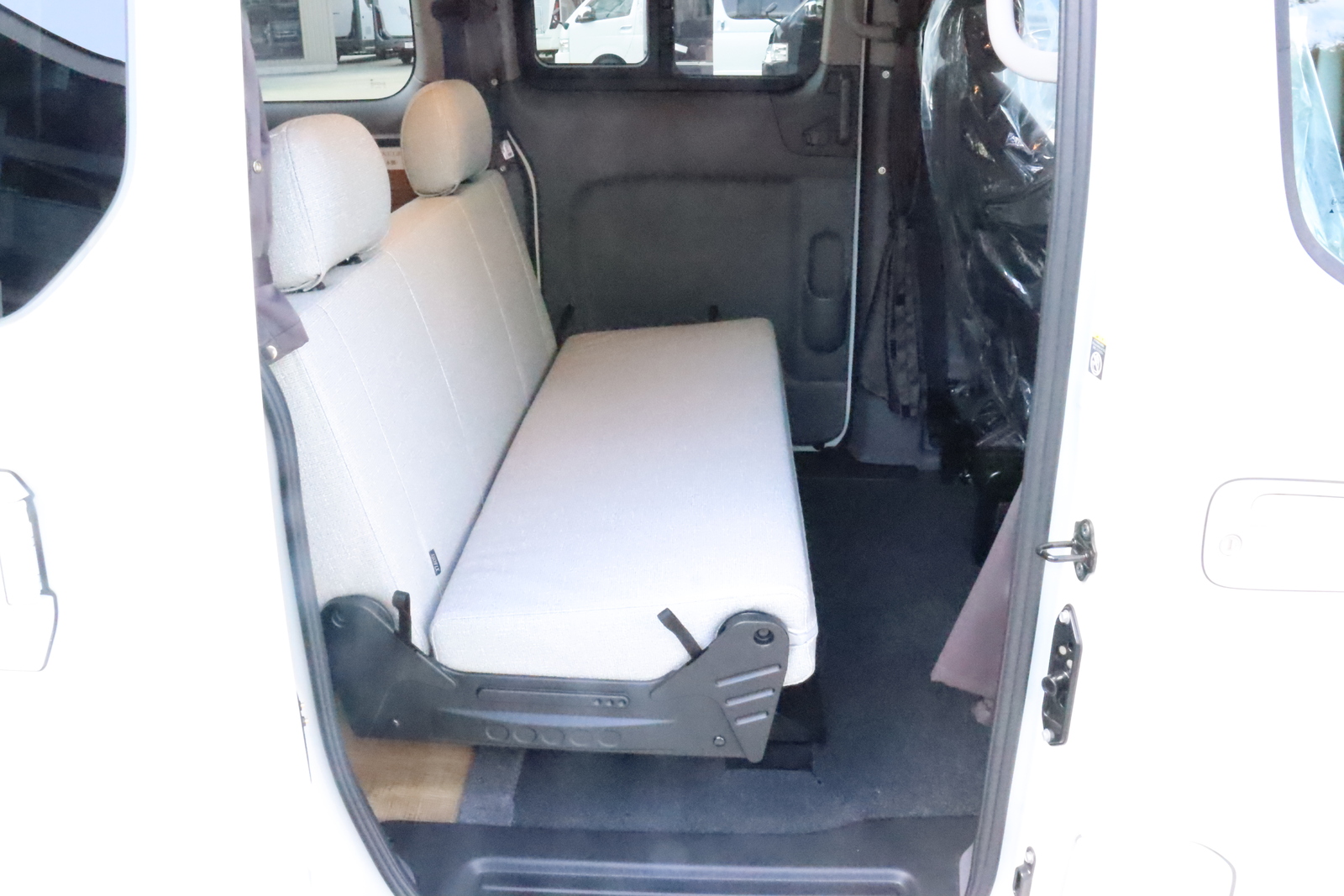 キャンピングカー バンコン NV200ﾊﾞﾈｯﾄFOCSﾙｿ 新車展示車 12Vｸｰﾗｰ