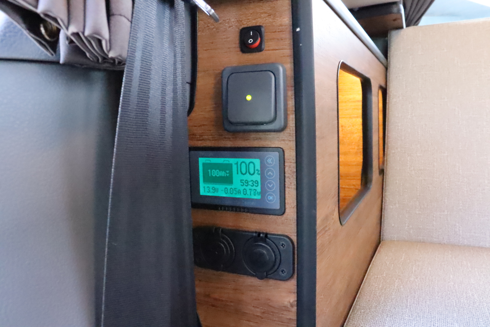 キャンピングカー バンコン NV200ﾊﾞﾈｯﾄFOCSﾙｿ 新車展示車 12Vｸｰﾗｰ