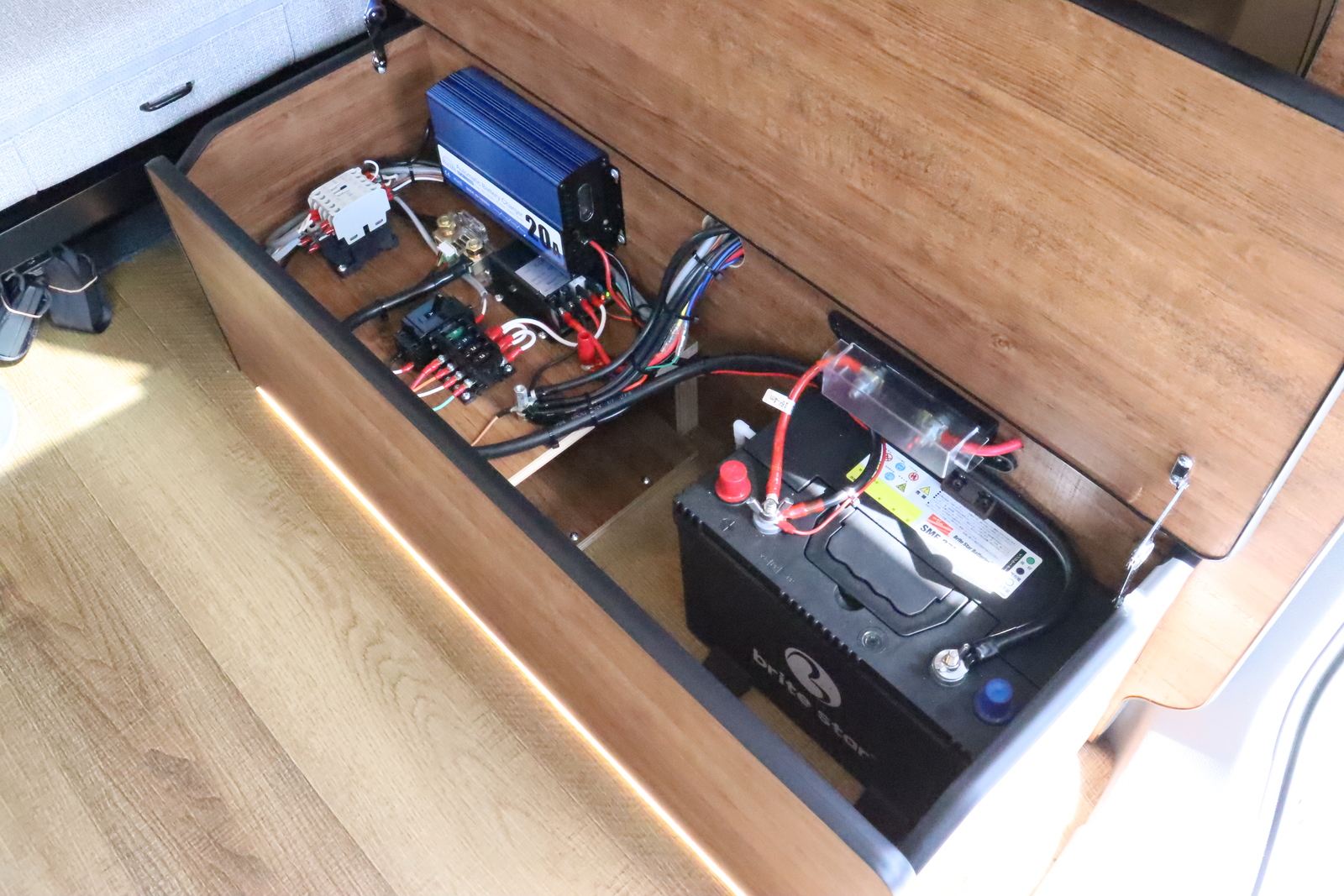 キャンピングカー バンコン NV200ﾊﾞﾈｯﾄFOCSﾙｿ 新車展示車 12Vｸｰﾗｰ