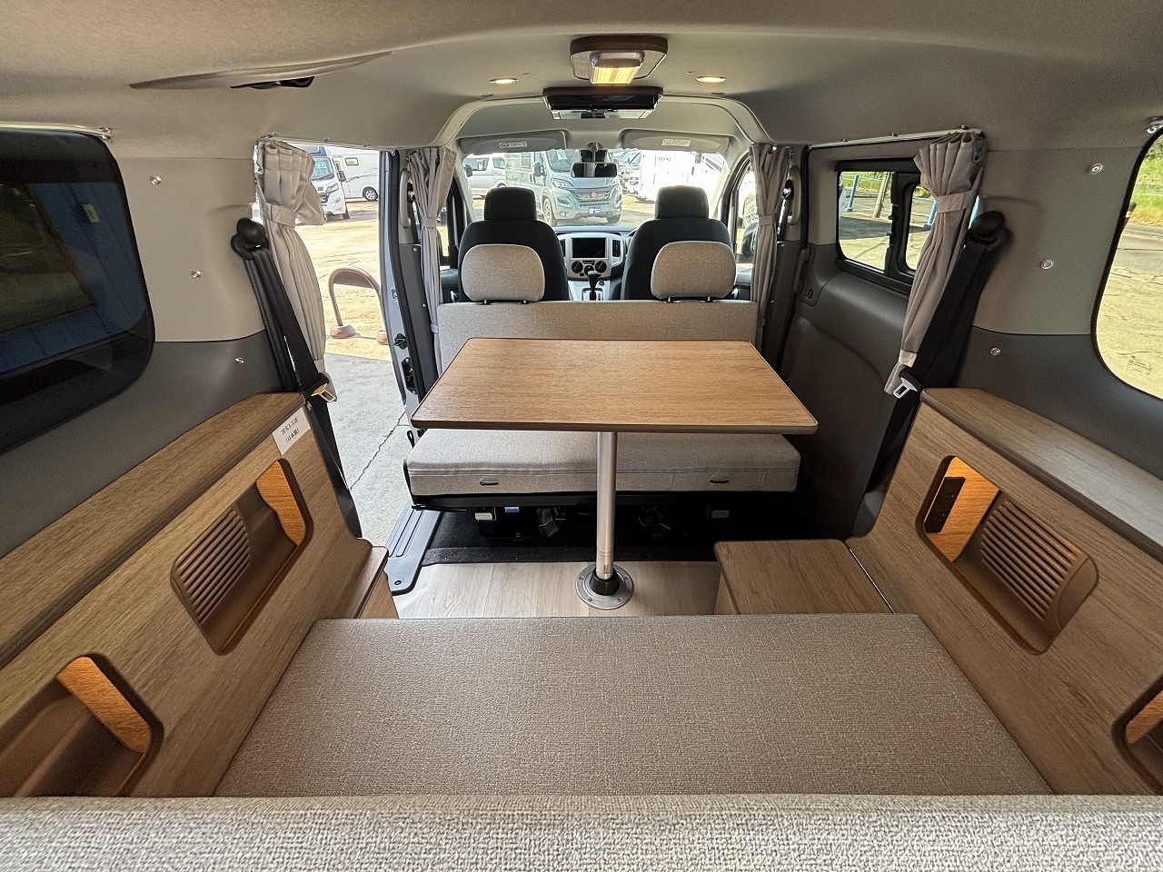 キャンピングカー バンコン NV200　ﾊﾞﾈｯﾄ　FOCS Luz ﾙｿ　新車即納車