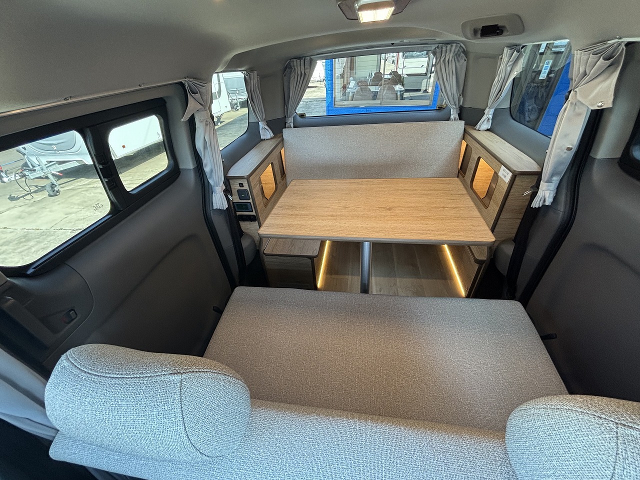 キャンピングカー バンコン NV200　ﾊﾞﾈｯﾄ　FOCS Luz ﾙｿ　新車即納車
