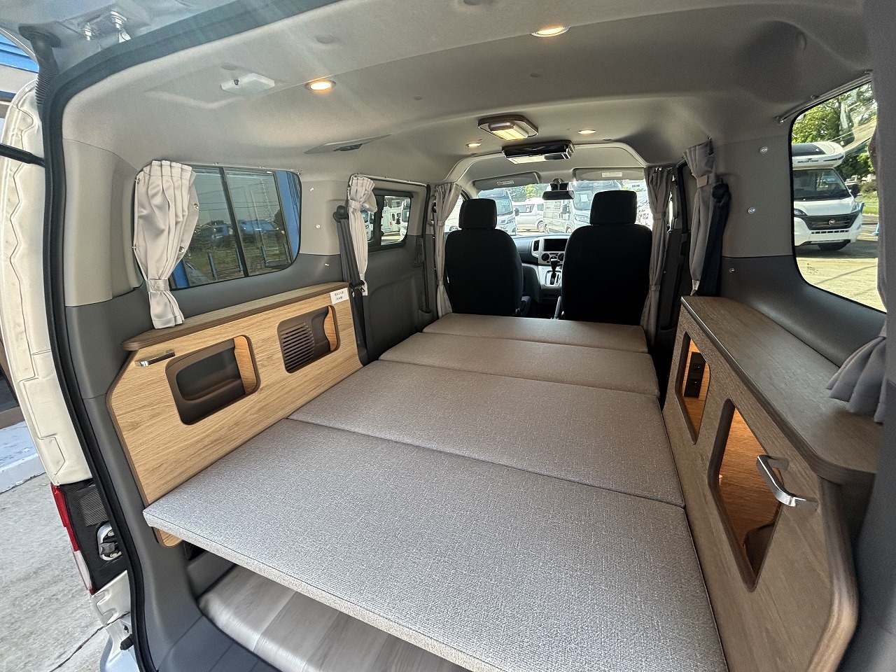 キャンピングカー バンコン NV200　ﾊﾞﾈｯﾄ　FOCS Luz ﾙｿ　新車即納車