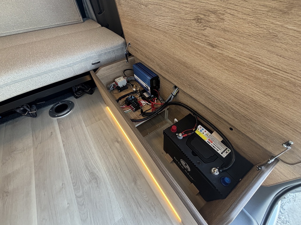 キャンピングカー バンコン NV200　ﾊﾞﾈｯﾄ　FOCS Luz ﾙｿ　新車即納車