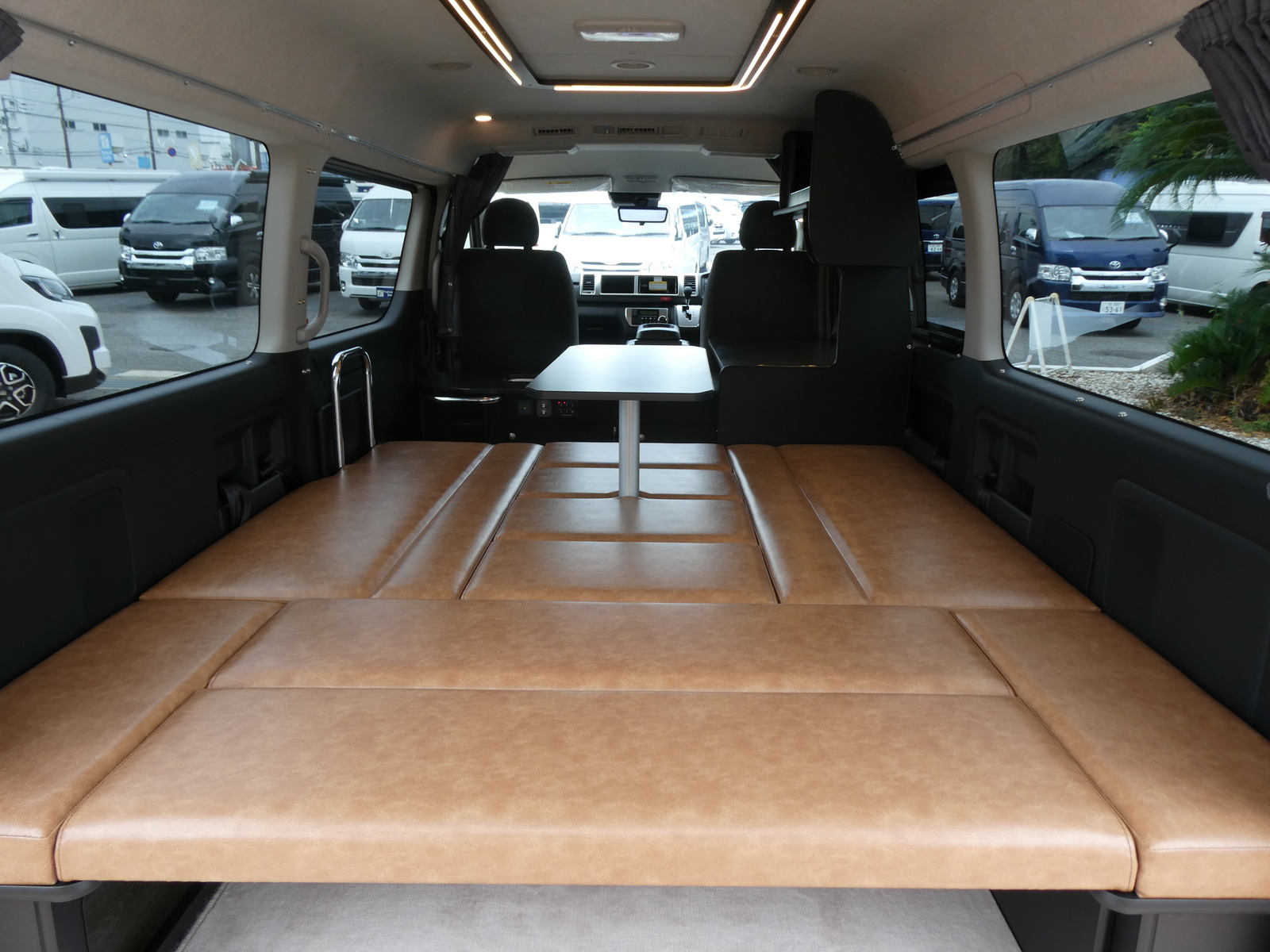 キャンピングカー バンコン 【展示車　ｵｰﾀﾞｰ受付中】FOCS　FIKA　ﾌﾞﾗｯｸﾓﾀﾞﾝ