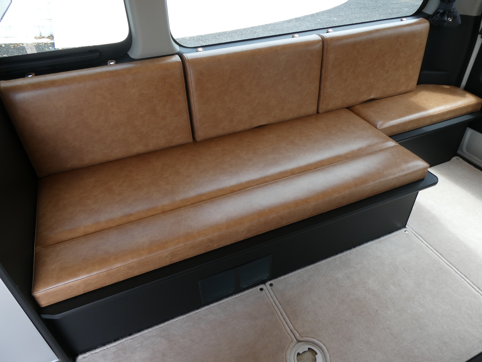 キャンピングカー バンコン 【展示車　ｵｰﾀﾞｰ受付中】FOCS　FIKA　ﾌﾞﾗｯｸﾓﾀﾞﾝ