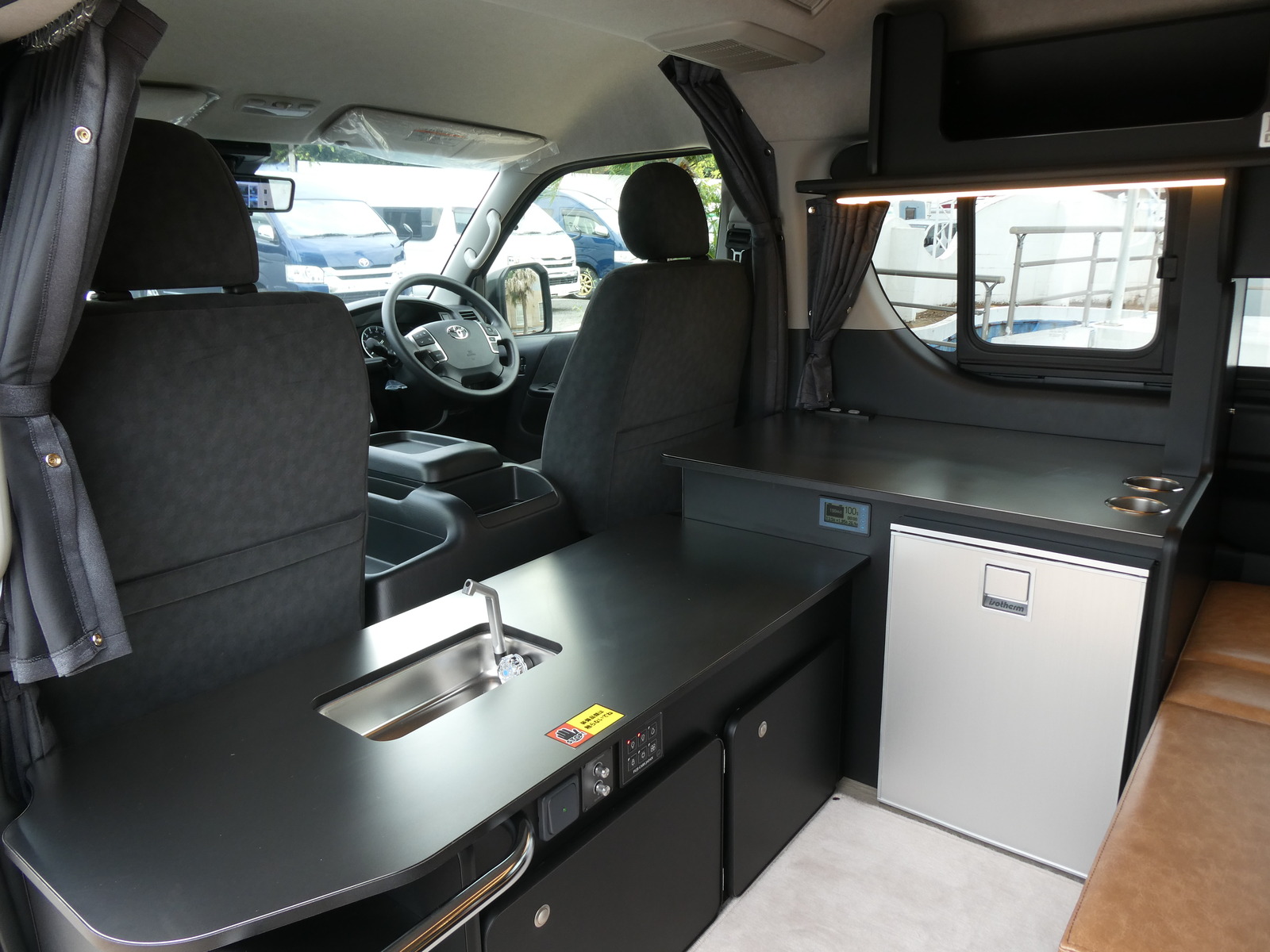 キャンピングカー バンコン 【展示車　ｵｰﾀﾞｰ受付中】FOCS　FIKA　ﾌﾞﾗｯｸﾓﾀﾞﾝ