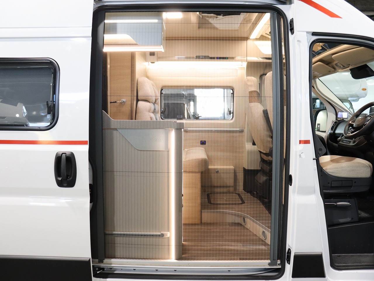 キャンピングカー バンコン ﾃﾞｭｶﾄ　ﾛｰﾗｰﾁｰﾑ　ﾘﾋﾞﾝｸﾞｽﾄｰﾝ5