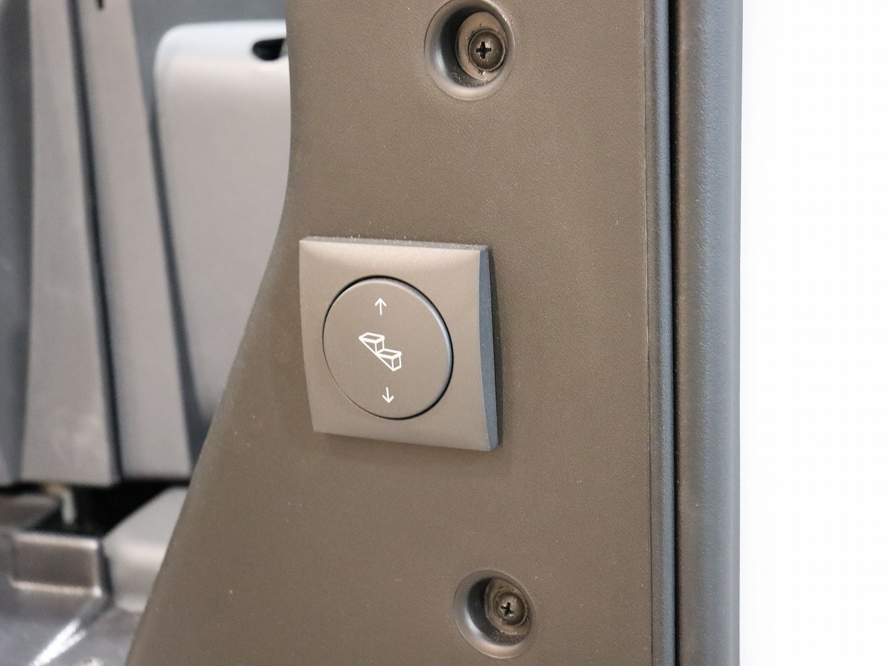 キャンピングカー バンコン ﾃﾞｭｶﾄ　ﾛｰﾗｰﾁｰﾑ　ﾘﾋﾞﾝｸﾞｽﾄｰﾝ5