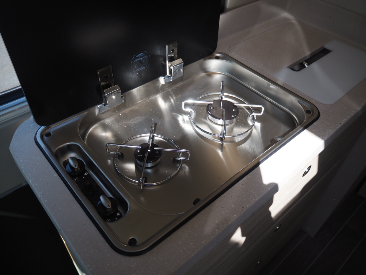 キャンピングカー バンコン ﾃﾞｭｶﾄ ﾛｰﾗｰﾁｰﾑ ﾘﾋﾞﾝｸﾞｽﾄｰﾝ5 新車即納