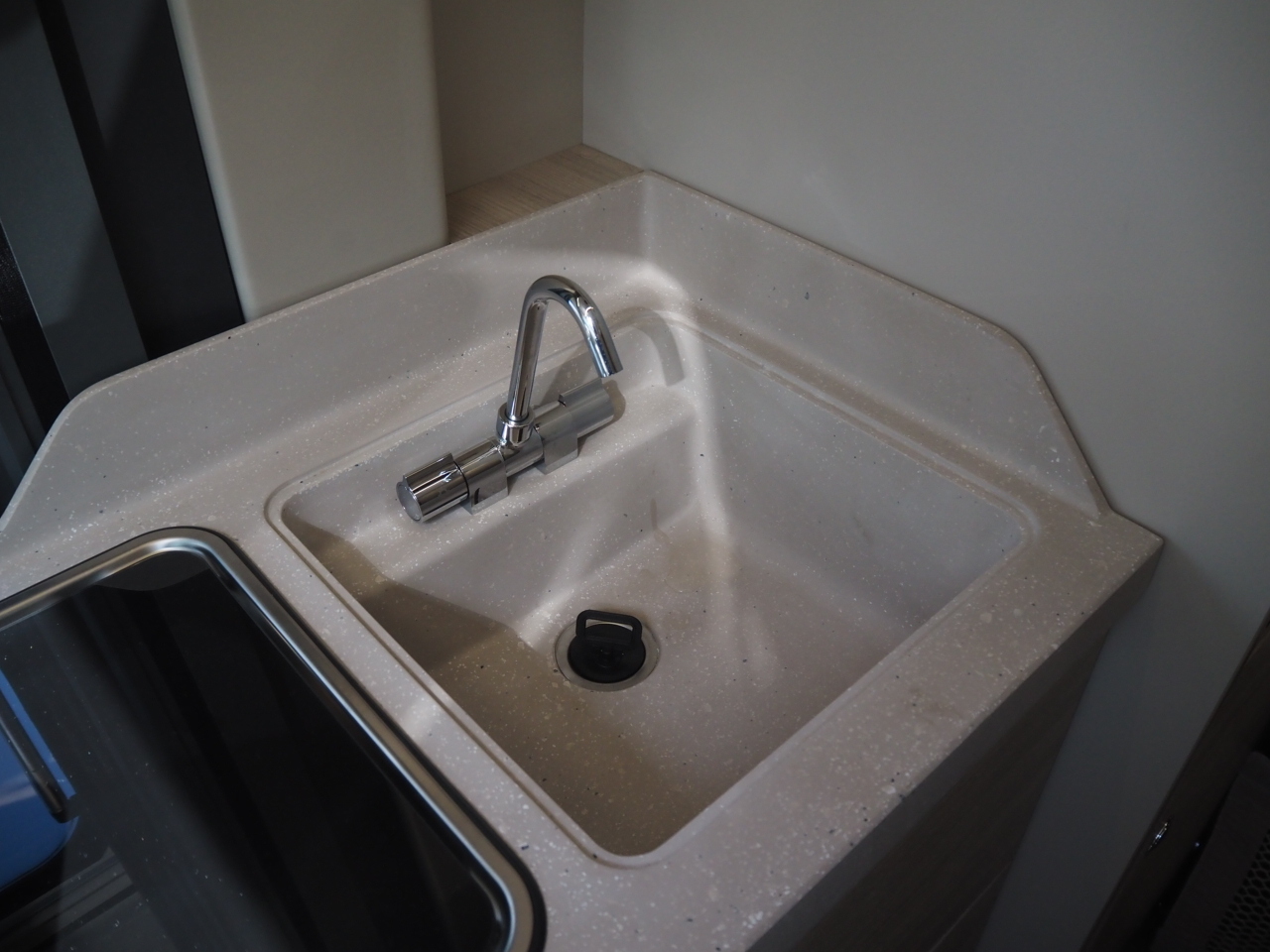 キャンピングカー バンコン ﾃﾞｭｶﾄ ﾛｰﾗｰﾁｰﾑ ﾘﾋﾞﾝｸﾞｽﾄｰﾝ5 新車即納