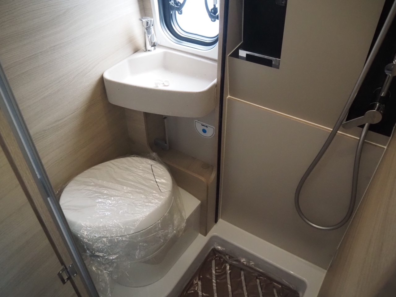 キャンピングカー バンコン ﾃﾞｭｶﾄ ﾛｰﾗｰﾁｰﾑ ﾘﾋﾞﾝｸﾞｽﾄｰﾝ5 新車即納