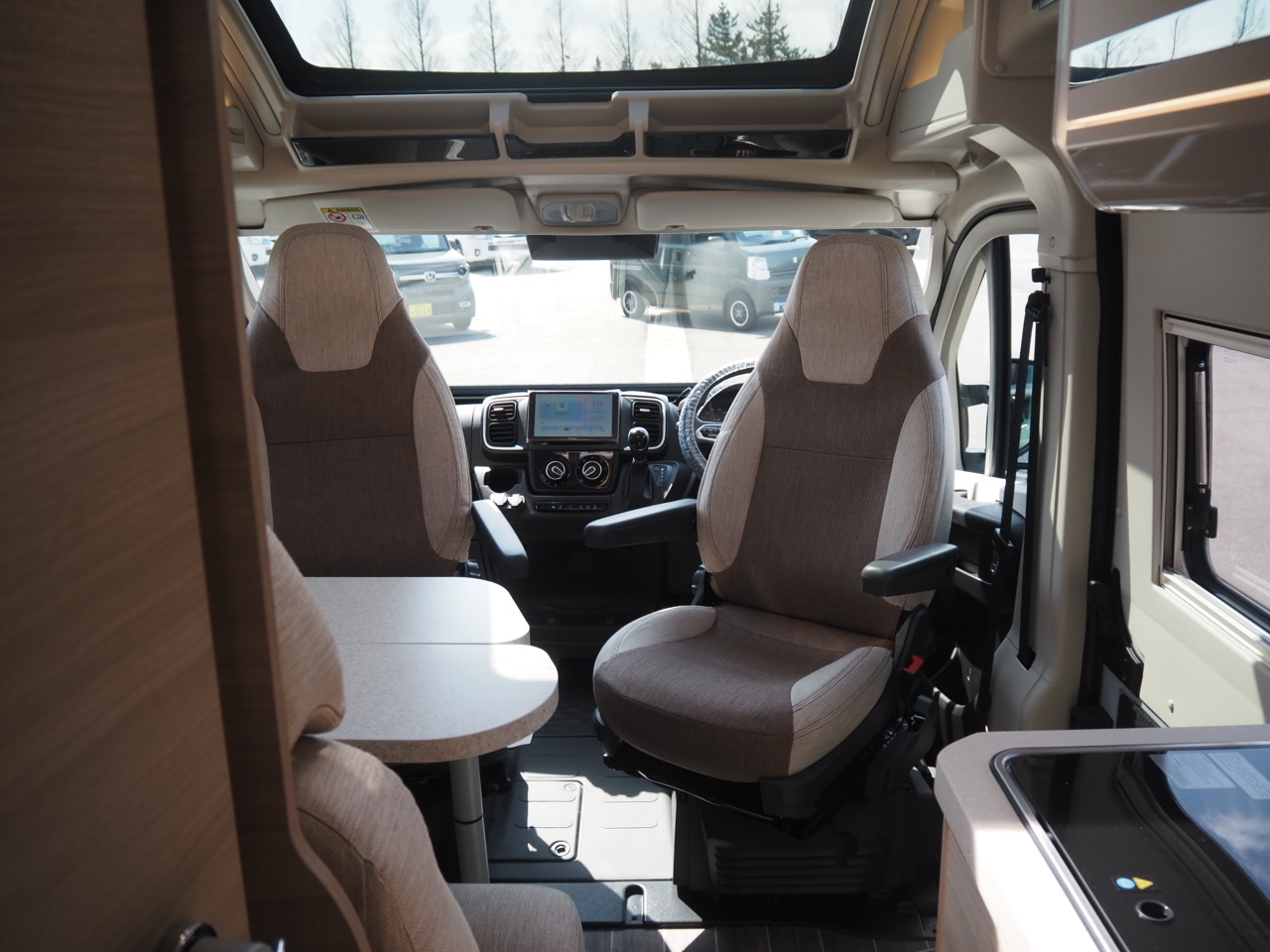 キャンピングカー バンコン ﾃﾞｭｶﾄ ﾛｰﾗｰﾁｰﾑ ﾘﾋﾞﾝｸﾞｽﾄｰﾝ5 新車即納