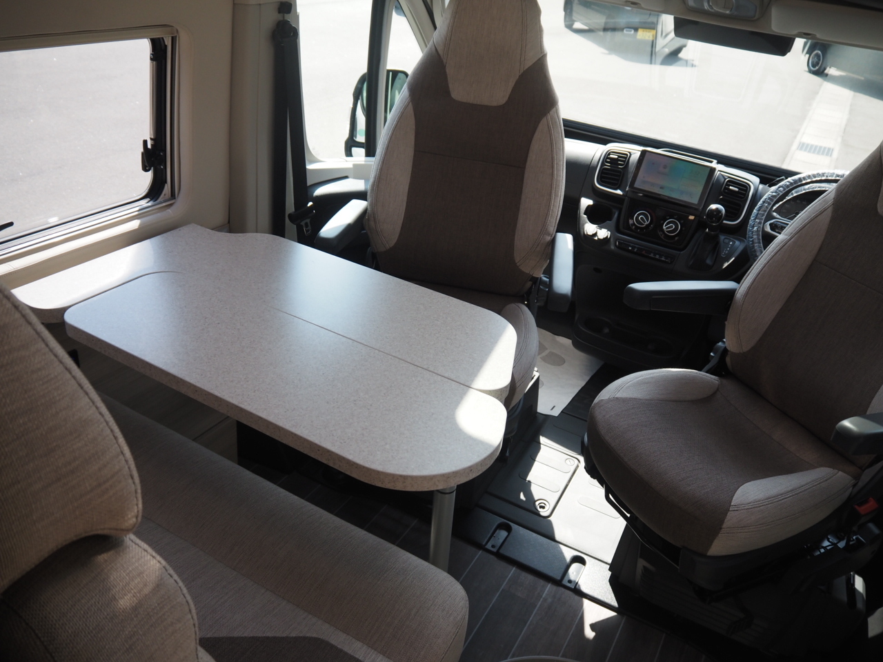 キャンピングカー バンコン ﾃﾞｭｶﾄ ﾛｰﾗｰﾁｰﾑ ﾘﾋﾞﾝｸﾞｽﾄｰﾝ5 新車即納