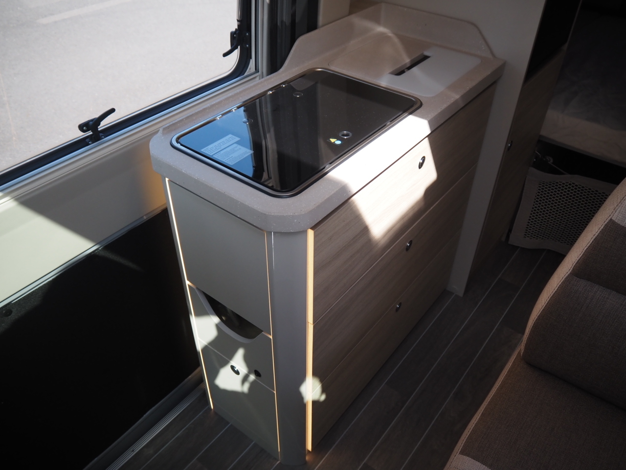 キャンピングカー バンコン ﾃﾞｭｶﾄ ﾛｰﾗｰﾁｰﾑ ﾘﾋﾞﾝｸﾞｽﾄｰﾝ5 新車即納