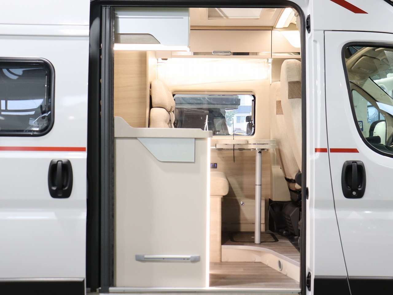 キャンピングカー バンコン ﾃﾞｭｶﾄ　ﾛｰﾗｰﾁｰﾑ　ﾘﾋﾞﾝｸﾞｽﾄｰﾝK2　新車