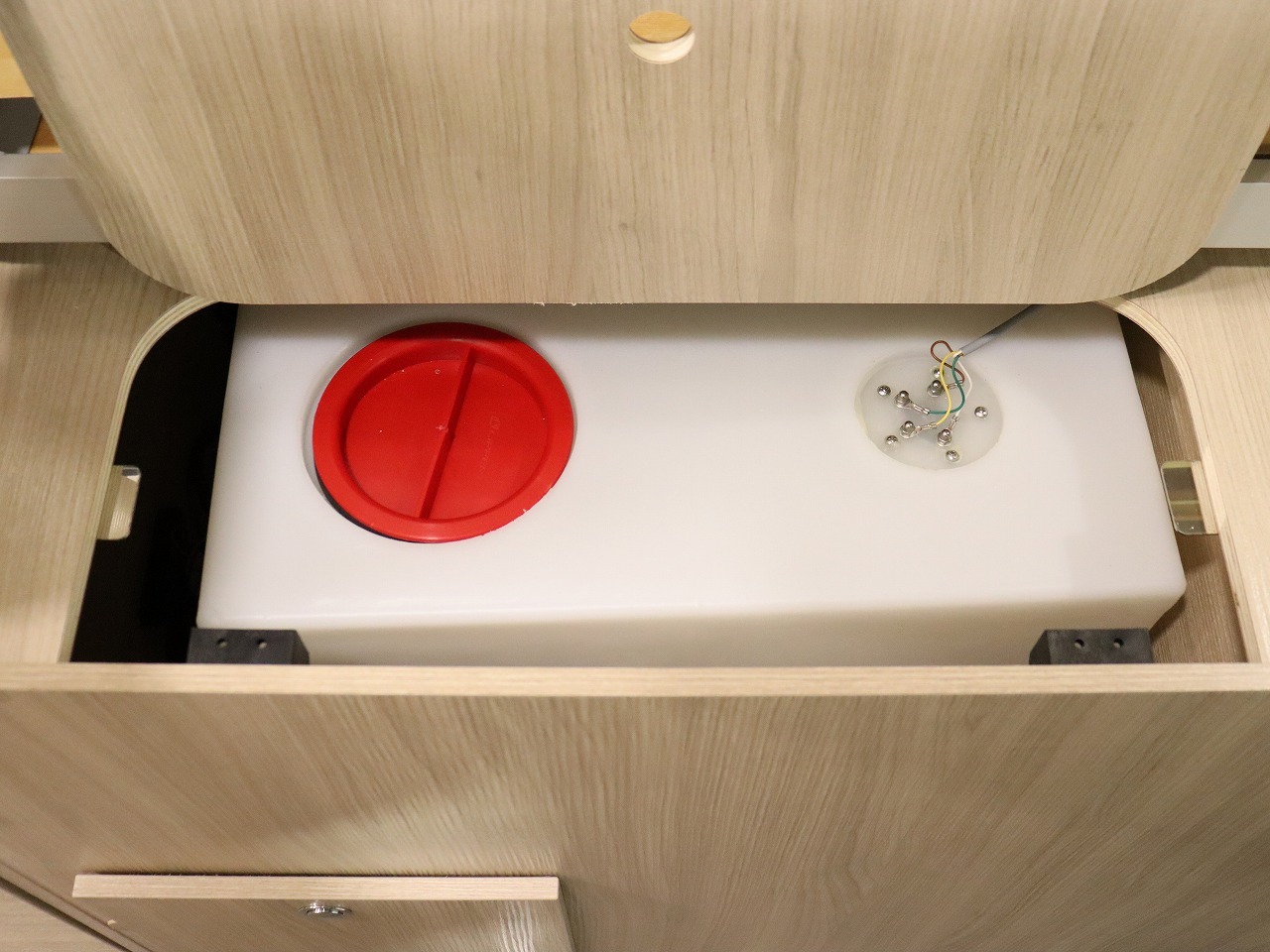 キャンピングカー バンコン ﾃﾞｭｶﾄ　ﾛｰﾗｰﾁｰﾑ　ﾘﾋﾞﾝｸﾞｽﾄｰﾝK2　新車